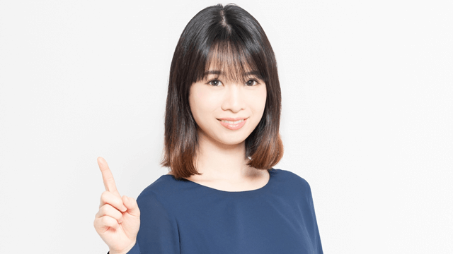 指を指す女性の写真