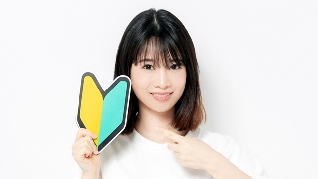 初心者マークをもつ女性の写真