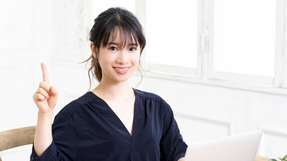指をさす女性の写真