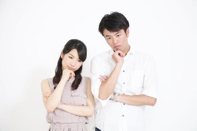親権について考える夫婦の写真