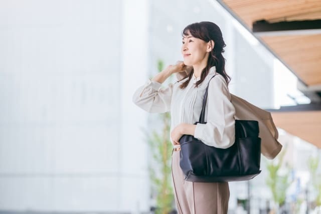 名古屋市瑞穂区での生保レディの妻の浮気調査事例（仕事と称して外出するオフィスカジュアルな女性のイメージ写真）