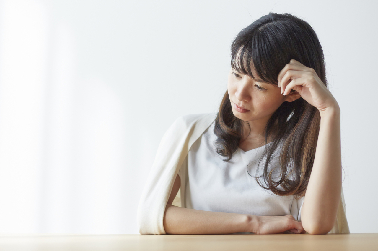 浮気調査を迷っている女性の写真